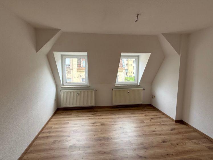 Helle 1-Raum-Dachgeschoss-Wohnung in Oelsnitz/Vogtland mit Balkon - Foto 1