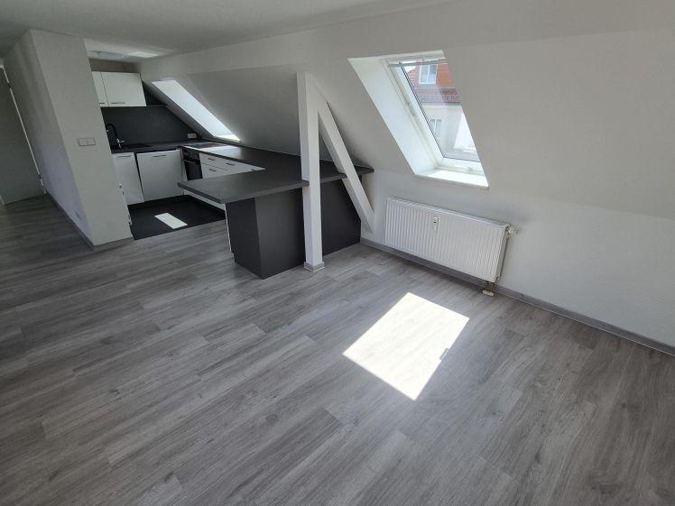 Charmante Dachgeschosswohnung mit Tageslichtbad, hochwertiger Einbauküche und gemütlicher Terrasse - Foto 1