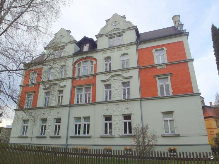 Frisch renovierte 3-Zimmer-Dachwohnung mit neuem Designfußboden, sep. Wohnküche & Badewanne - Foto 1