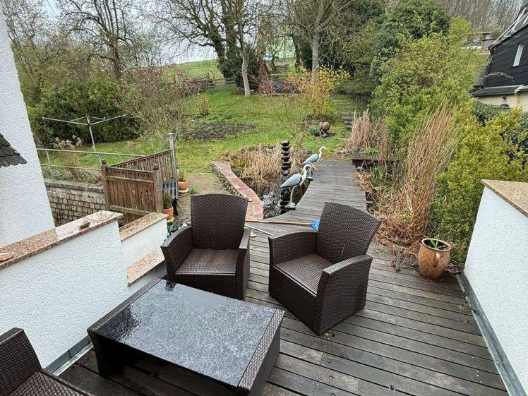 4-Zi. mit Laminat, Küchenofen, Terrasse, Kachelofen und offener Küche in zentraler Lage! - Photo 1