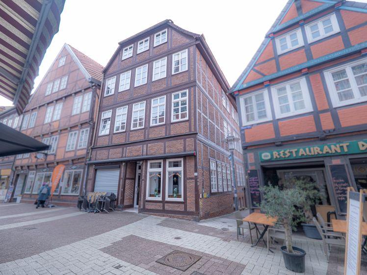 Voll möblierte 2-Zimmer-Dachgeschosswohnung in bester Altstadtlage von Stade - Photo 1