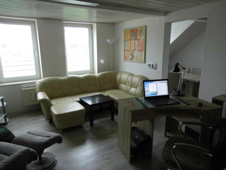 3-Zimmer-Wohnung mit Einbauküche im 3.OG (DG) in ruhiger Randlage - mit Blick auf das Landesgartenschaugelände! Gartennutzung ist möglich! - Photo 1