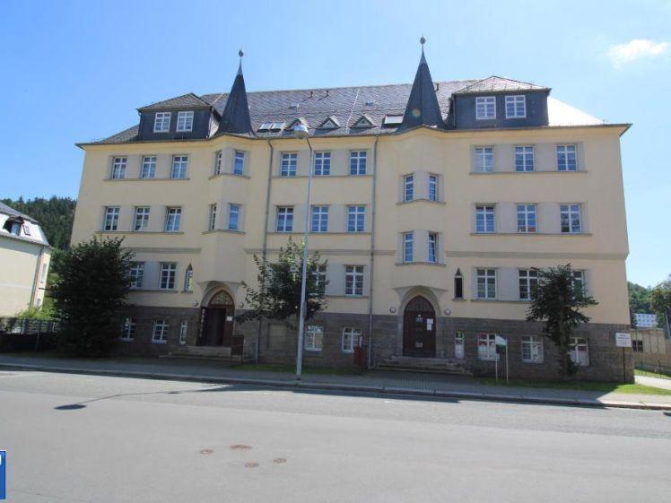 Attraktive 2 Zimmer Dachgeschoss Wohnung in Elsterberg mit Einbauküche - Photo 1