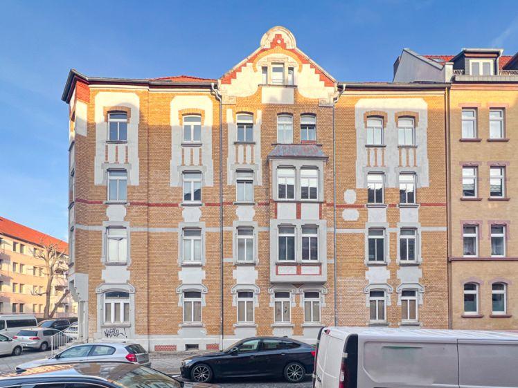Kleine Dachgeschosswohnung mit kleiner Einbauküche - Photo 1