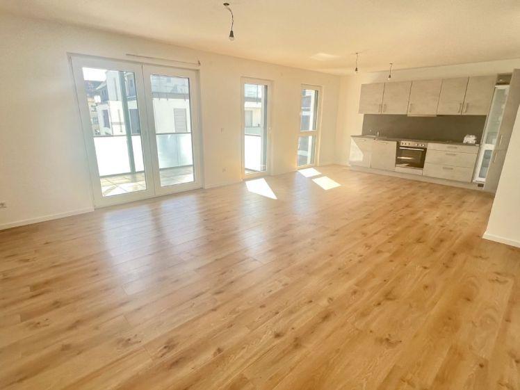 Moderne 3 Zimmer NB Wohnung mit EBK, großem Balkon und TG - Photo 1