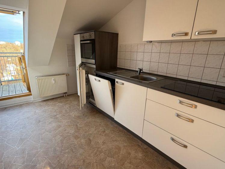 Dachgeschoss + zzgl. EBK *** !!! / Bad mit Fenster / Balkon an der Küche ! - Photo 1