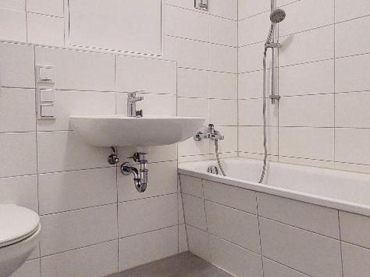 4 Zimmer mit Balkon und EBK, frisch saniert mit Aufzug - Photo 1