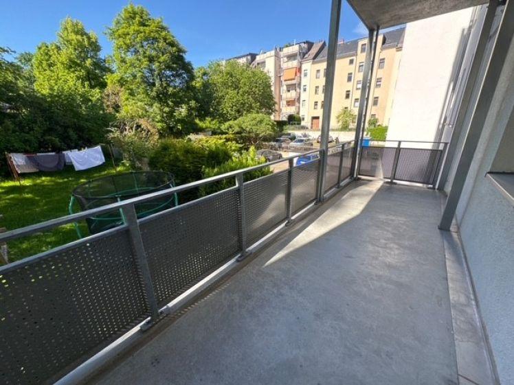 1. OG mit Laminat / großer Balkon / begrünter Innenhof - Foto 1