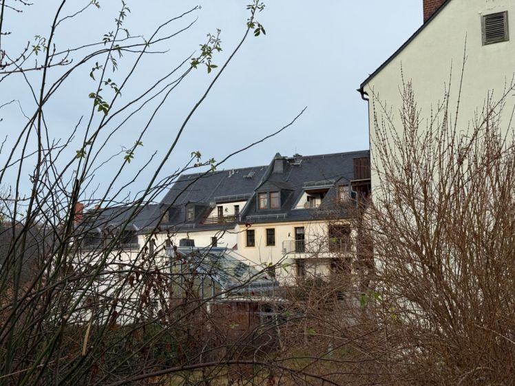 Große, helle 3-Raum-DG-Wohnung mit Loggia mitten im Zentrum von Auerbach! - Foto 1