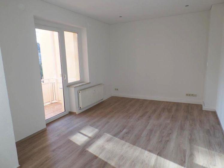 Edle Wohnung mit Balkon, schöner großer Küche, Design-Fußboden... - Photo 1