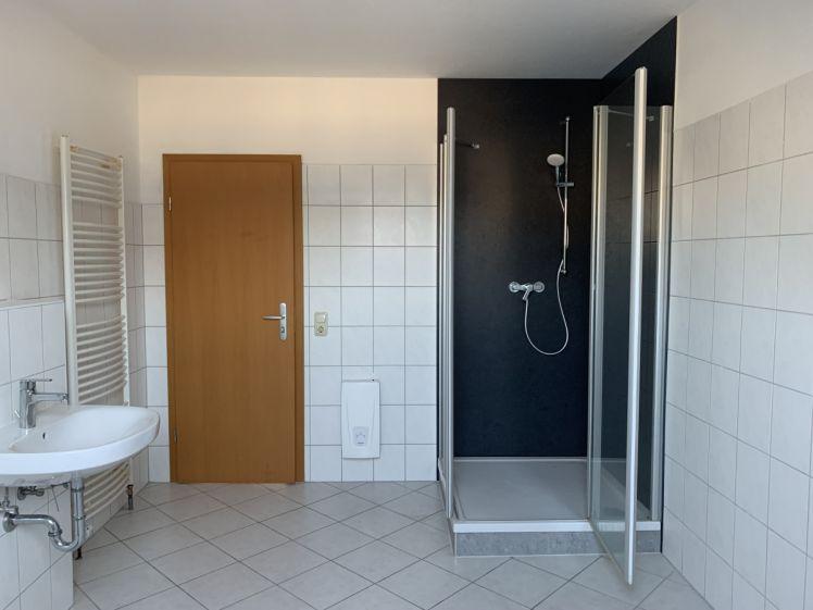 Moderne 3-Zimmer-Wohnung mit großem Bad und Stellplatz - Photo 1