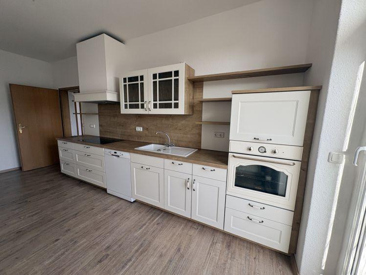 4-Raum-Wohnung im Dachgeschoss mit Balkon, Küche, 2 Abstellräumen und Keller - Foto 1