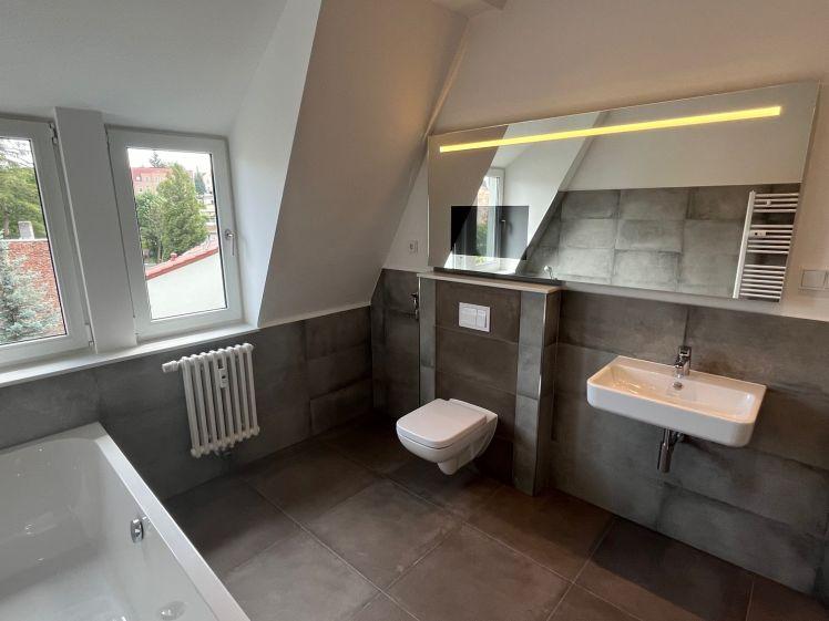 4-Zi.-Luxus-Wohnung im Dachgeschoss mit vielen Extras und PKW-Stellplätzen - Foto 1