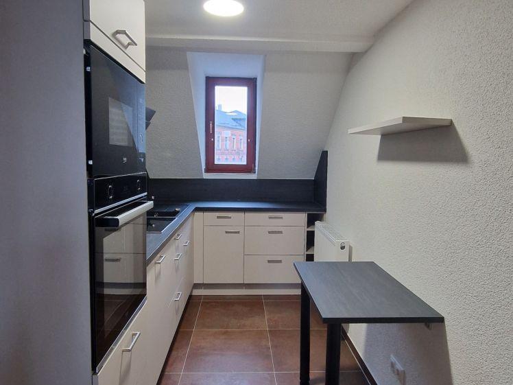 Gemütliche 2-Zi-Wohnung im Dachgeschoss mit EBK - Foto 1
