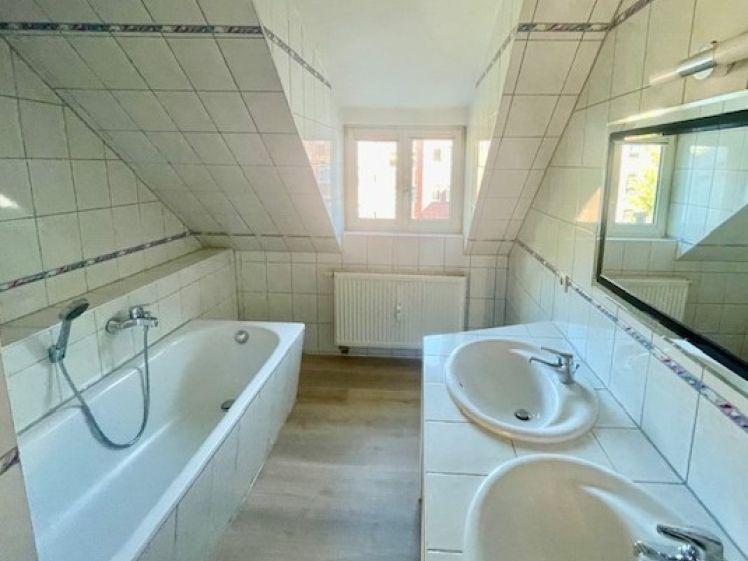 Tolle Dachwohnung, Doppelwaschtisch, neue Fußböden ! - Photo 1