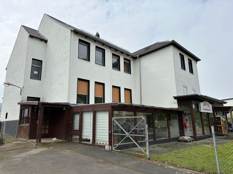 Großzügige 6-Zimmer-Wohnung mit Gartenanteil und 2 PKW-Stellplätzen - Foto 1