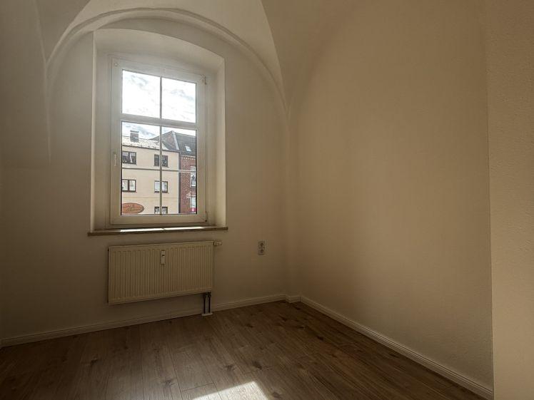 Frisch sanierte 2-Raum Wohnung mit modernem Grundriss und außergewöhnlichen Altbauraumgefühl in Lengenfeld - Photo 1
