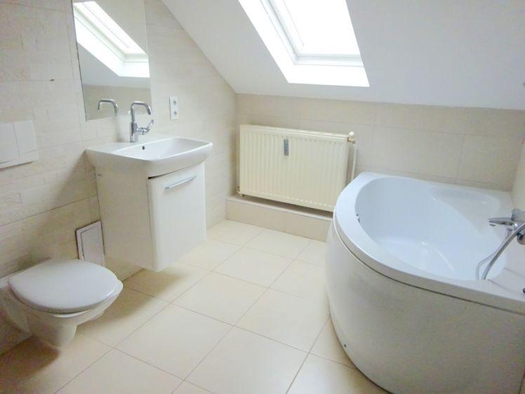 Dachgeschosswohnung * frisch renoviert * Gartennutzung - Photo 1