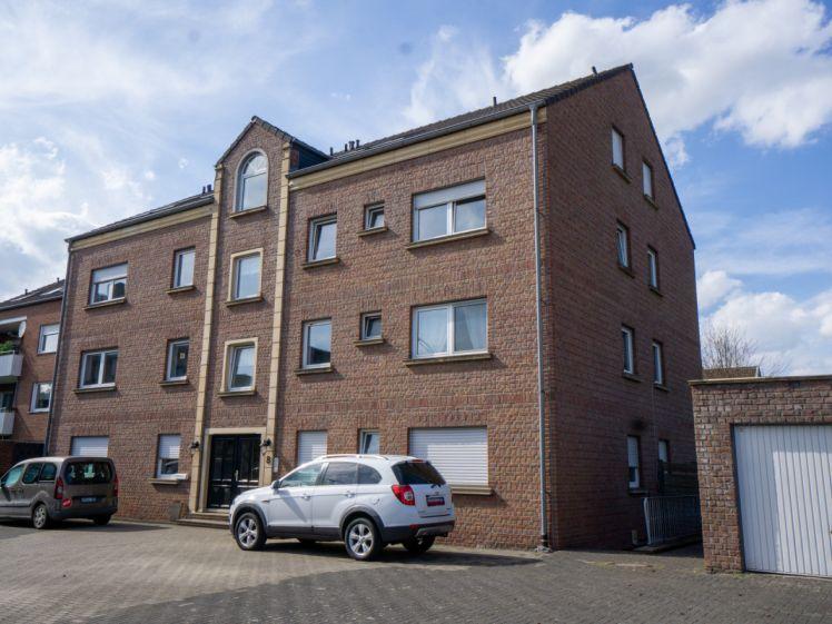 Gemütlich & modern: Frisch renovierte 2-Zi.-Wohnung im Dachgeschoss - Photo 1