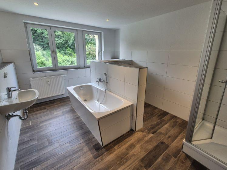 Tolle Etagenwohnung mit ZWEI Balkonen und Wohl-Fühl-Bad!! - Photo 1