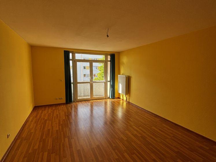 Attraktive 2-Zimmer-Wohnung mit EBK, Südbalkon und Aufzug sowie optionalen TG-Stellplatz - Photo 1