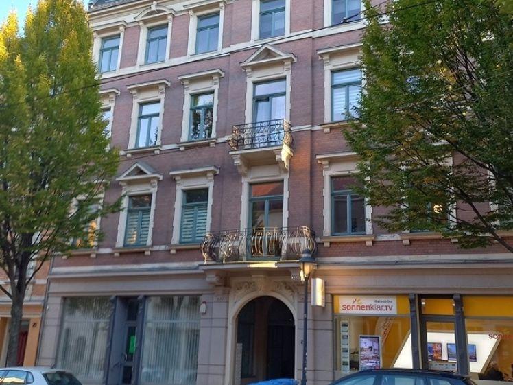 Zentrumsnahe Dachgeschosswohnung, Bad mit Fenster, PKW-Stellplätze im Hof - Foto 1