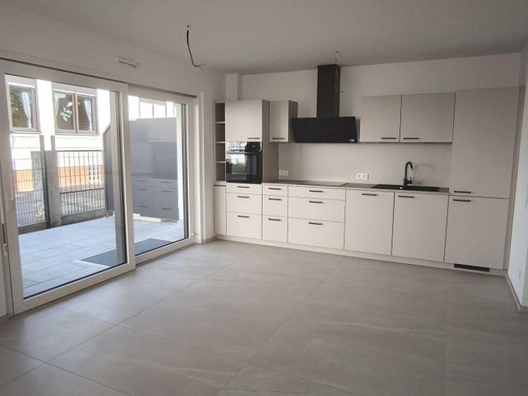 Exklusive 3-Zimmer-Erdgeschosswohnung mit Terrasse, eigener Gartenanteil und moderne Einbauküche - Foto 1