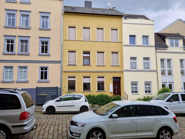 Gemütliche,sanierte & größere 2-Zimmerwohnung im Dachgeschoss eines Vierfamilienhauses zu vermieten! - Foto 1