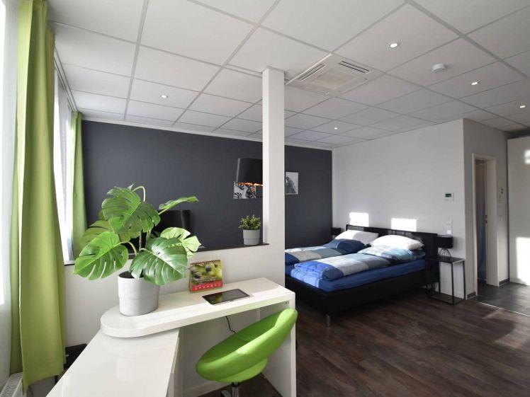 sofort verfügbares 1-Zimmer-Penthouse-Apartment, renoviert und voll ausgestattet, zentral in Niederrad - Photo 1