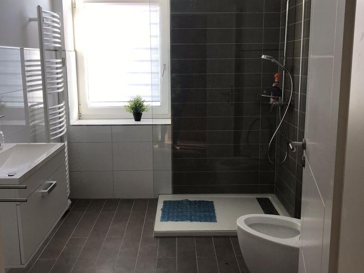 Super geschnittene 3 Raum Wohnung mit Abstellraum in der Wohnung und neuem Bad und Einbauküche - Foto 1