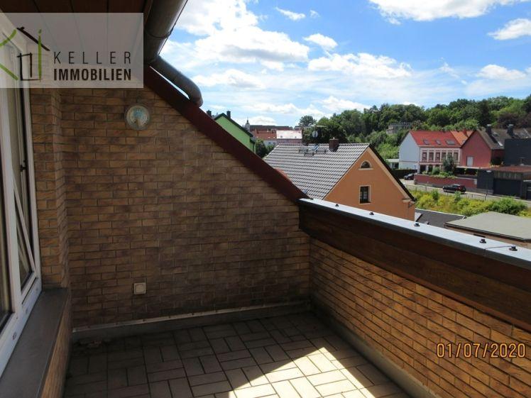 Tolle Dachgeschoss-Etagenwohnung mit Dachterrasse, Tageslichtbad, PKW-Stellplätze im Hof - Photo 1