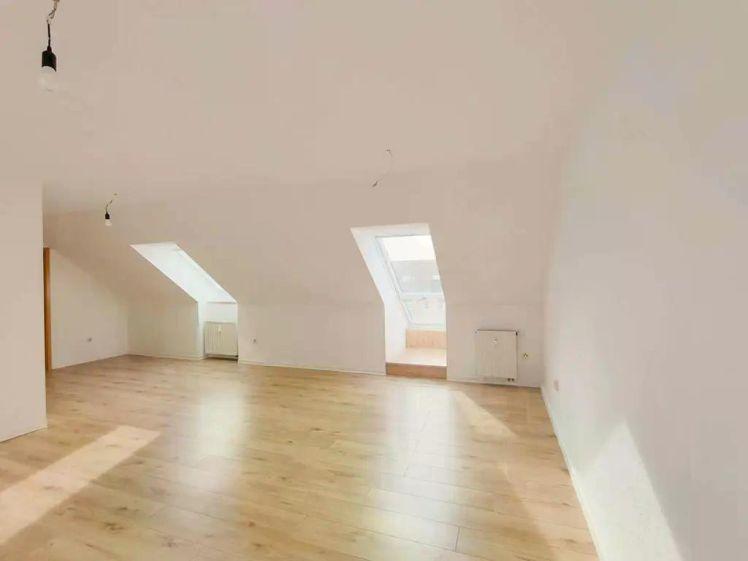 Helle 2-Zimmer-Dachgeschosswohnung in Neukieritzsch OT Deutzen - Photo 1