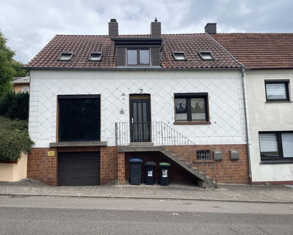 Zum Verkauf steht ein vielseitiges Haus im beliebten Ortsteil Rohrbach. Die ruhige Lage und die gute Anbindung an Sankt Ingbert und die Umgebung machen dieses Objekt besonders attraktiv.  Im...