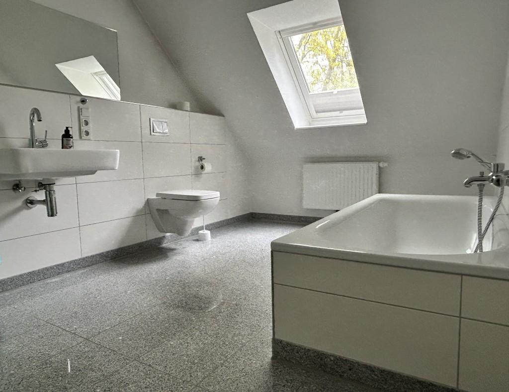 Bad mit Badewanne und Dusche