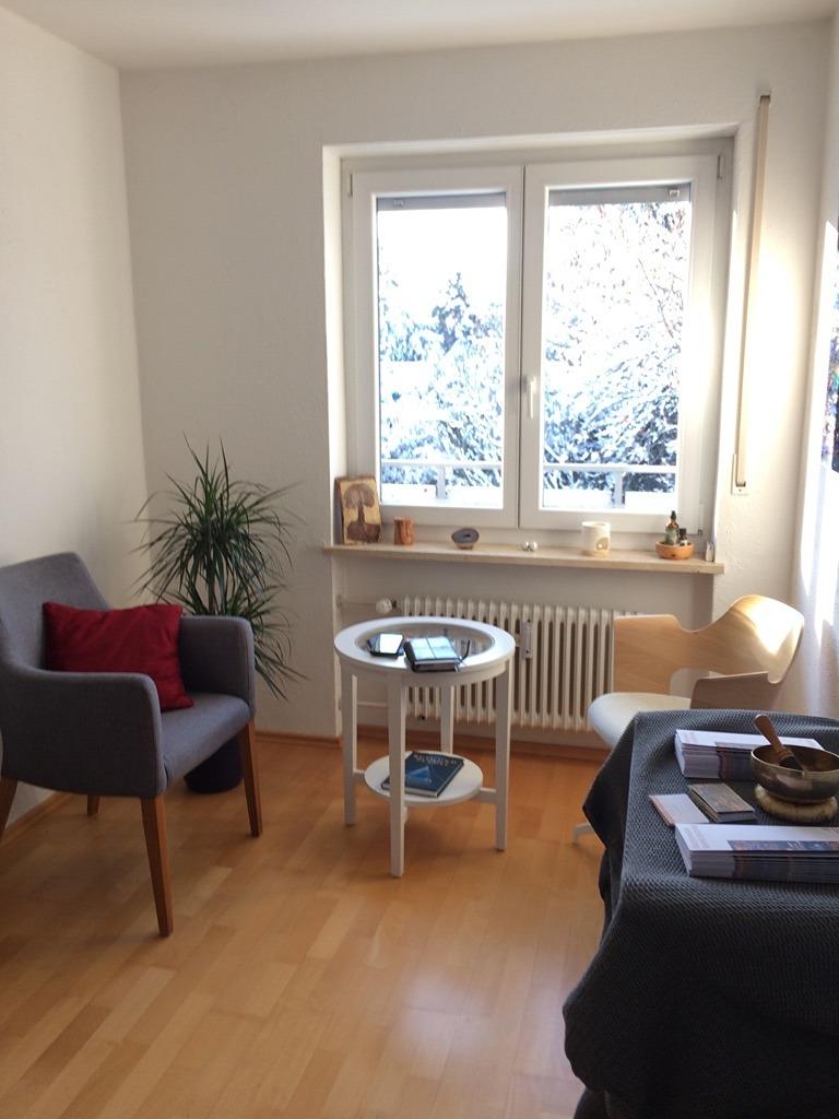 <h1 class="md:text-xl md:leading-6 mt-4 md:mt-10 lg:mb-6 mb-3 text-primary-500 font-semibold text-base leading-5"> Wohnung in Gauting </h1> - Foto 2