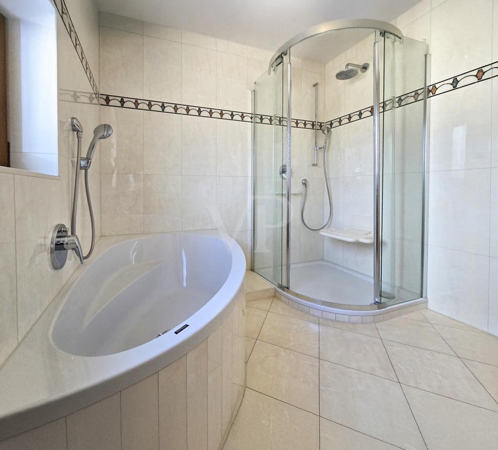 Obergeschoss - Tageslicht-Badezimmer