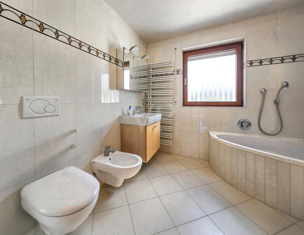 Obergeschoss - Tageslicht-Badezimmer