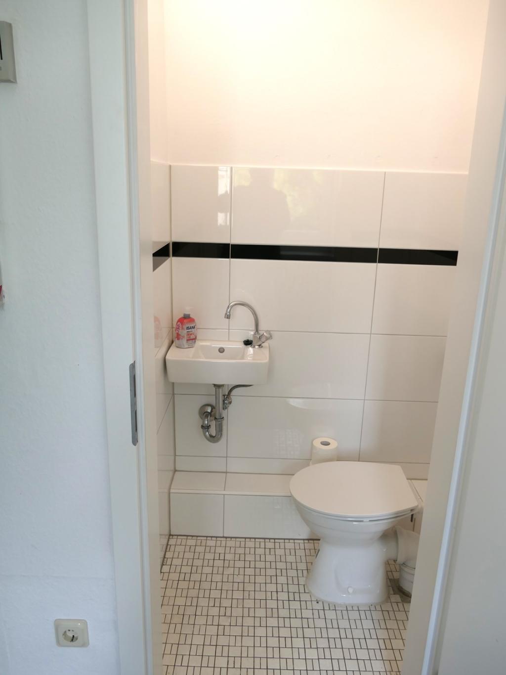 WC 1 Laden rechts