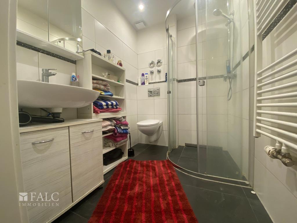 Modernes Bad mit Dusche