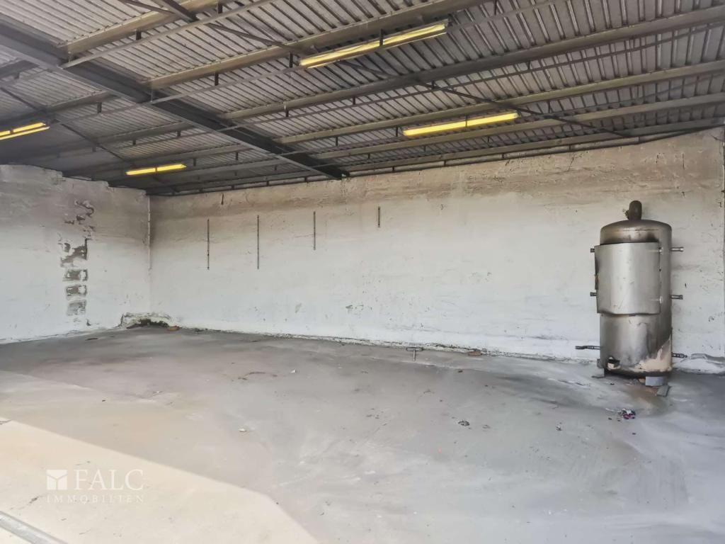 Große Garage innen