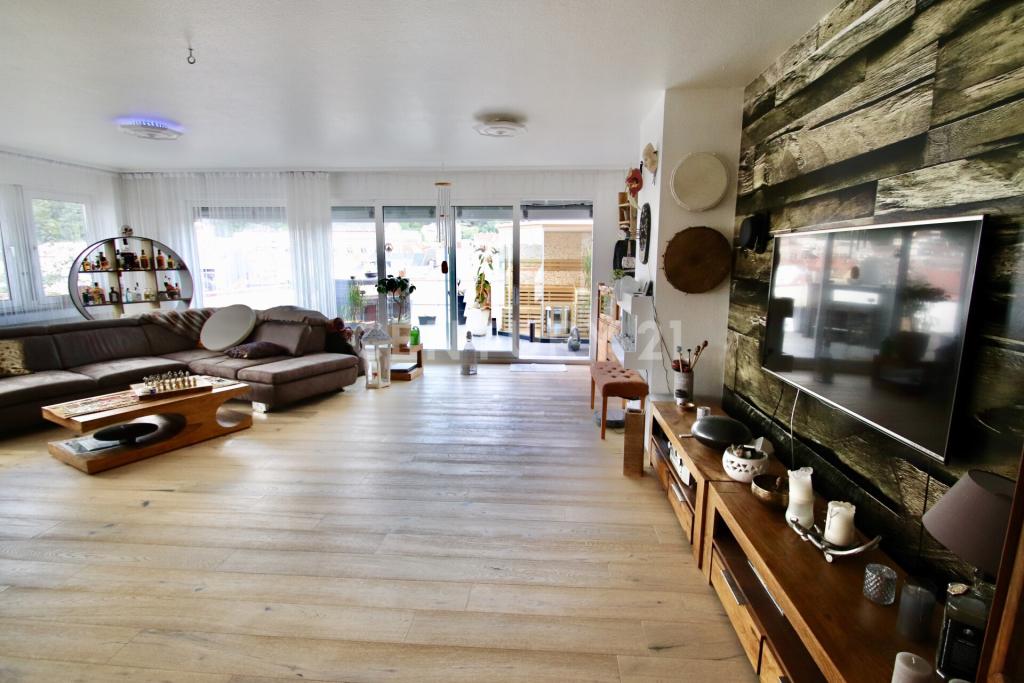 Wohnzimmer mit dem Blick zur Sauna