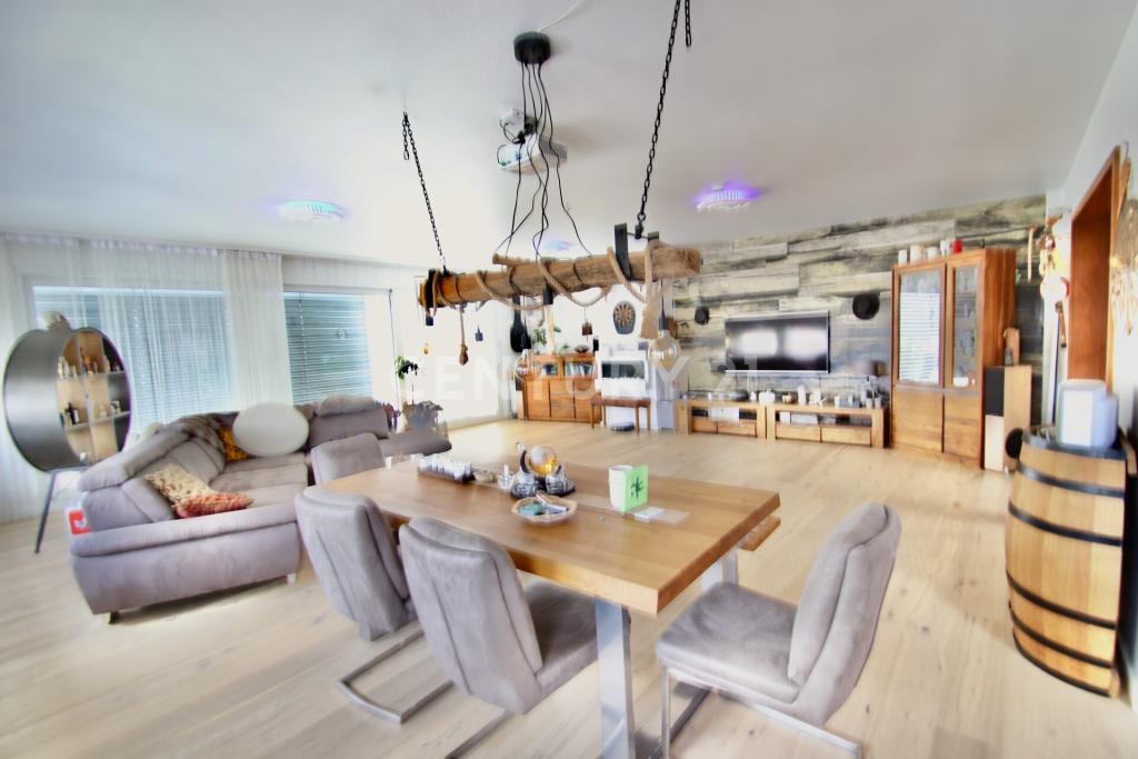 Wohnzimmer großzügig und lichtdurchflutend