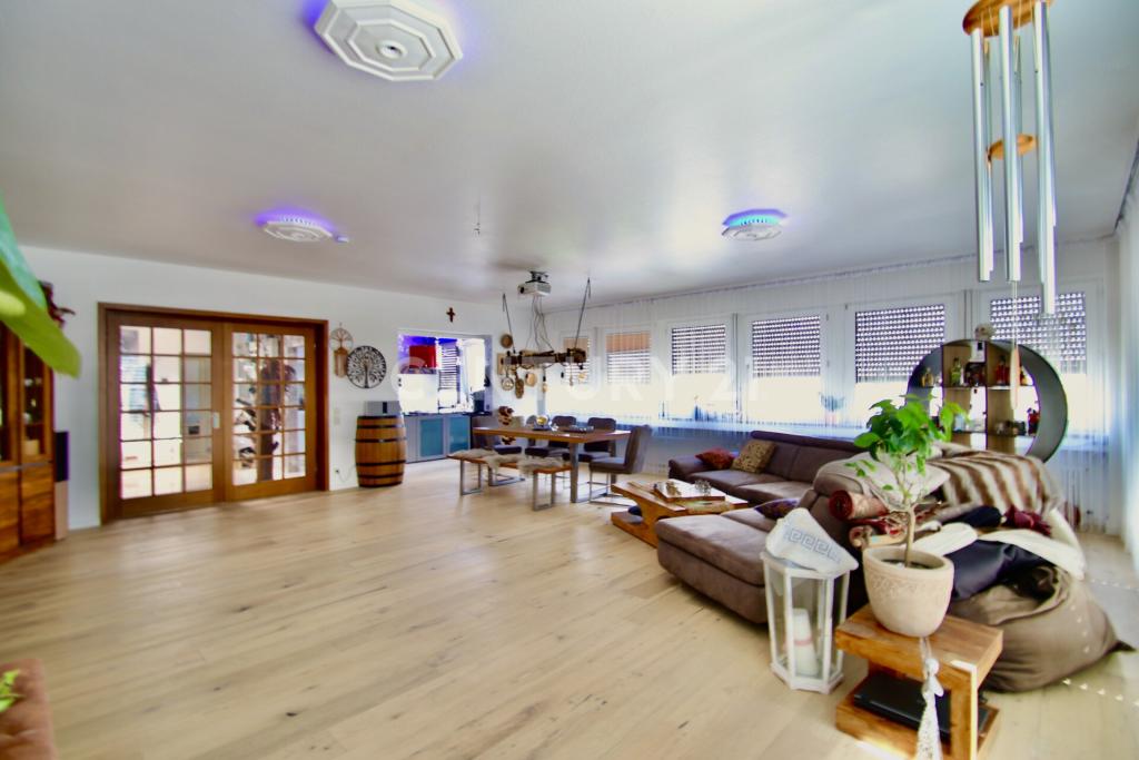 Wohnzimmer mit Blick zur Diele und Küche