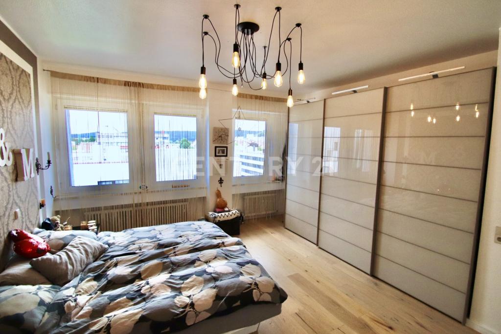 Schlafzimmer mit dem Blick aus dem Badezimmer