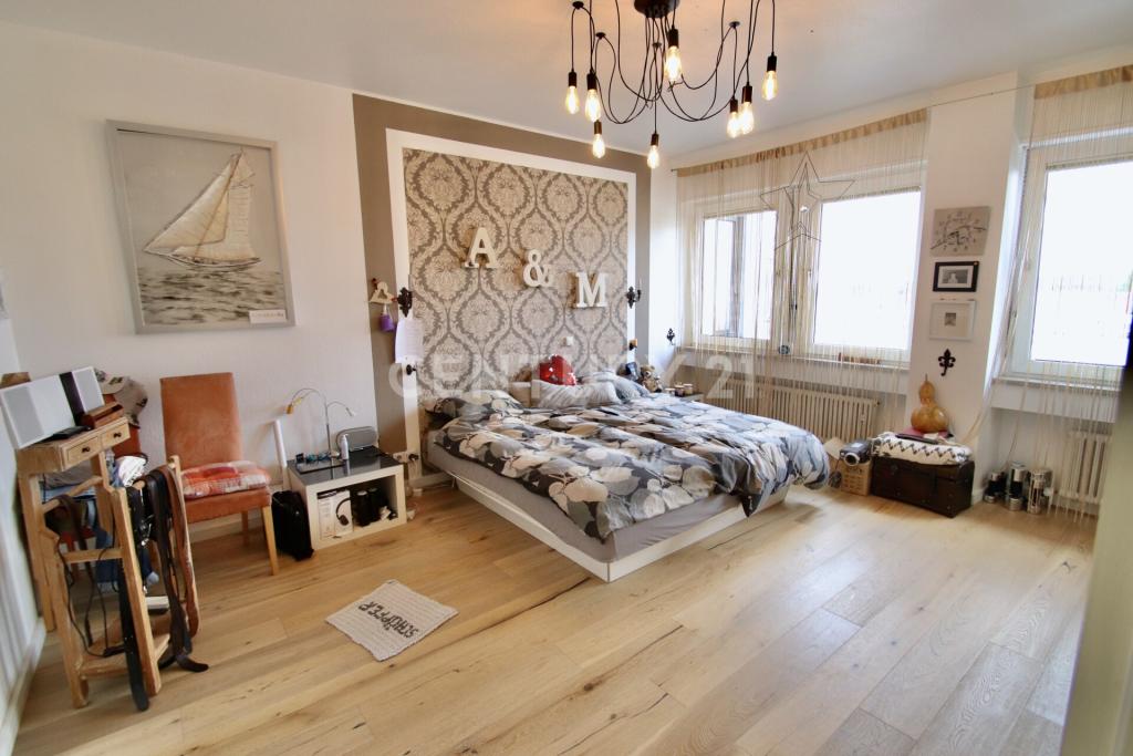 Schlafzimmer mit Ansicht von der Tür aus