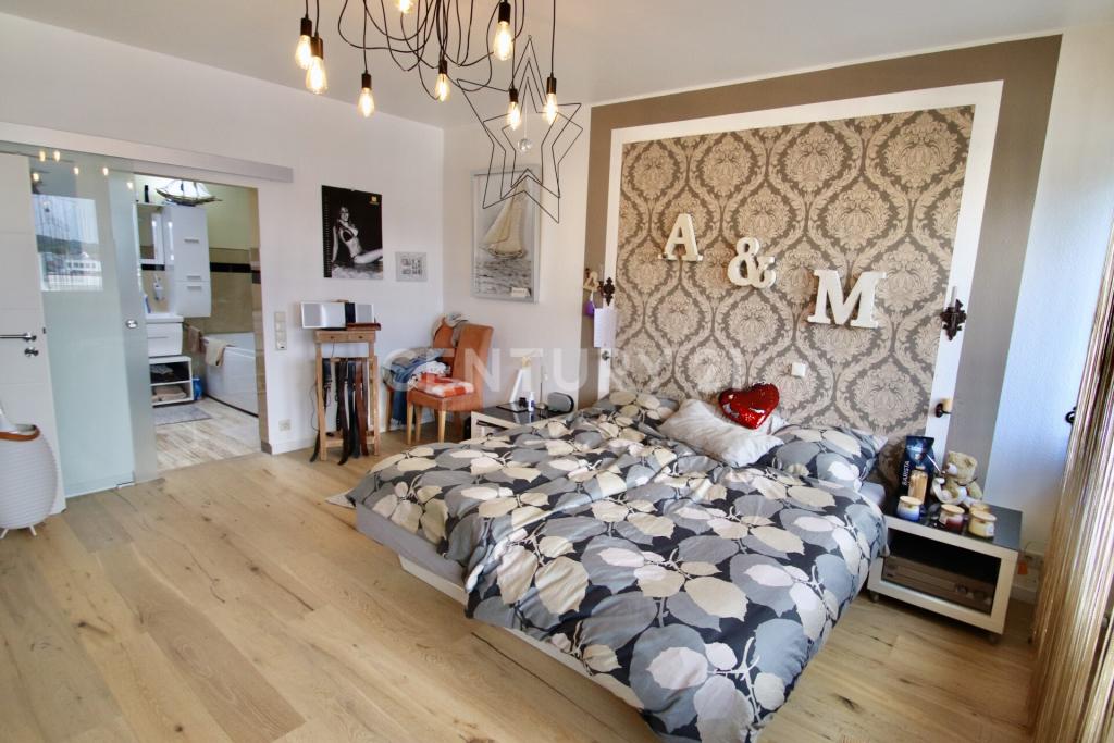 Schlafzimmer mit Ansicht von den Fenstern aus