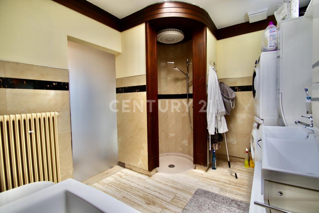 Bad mit Blick auf die Dusche mit Regendusche