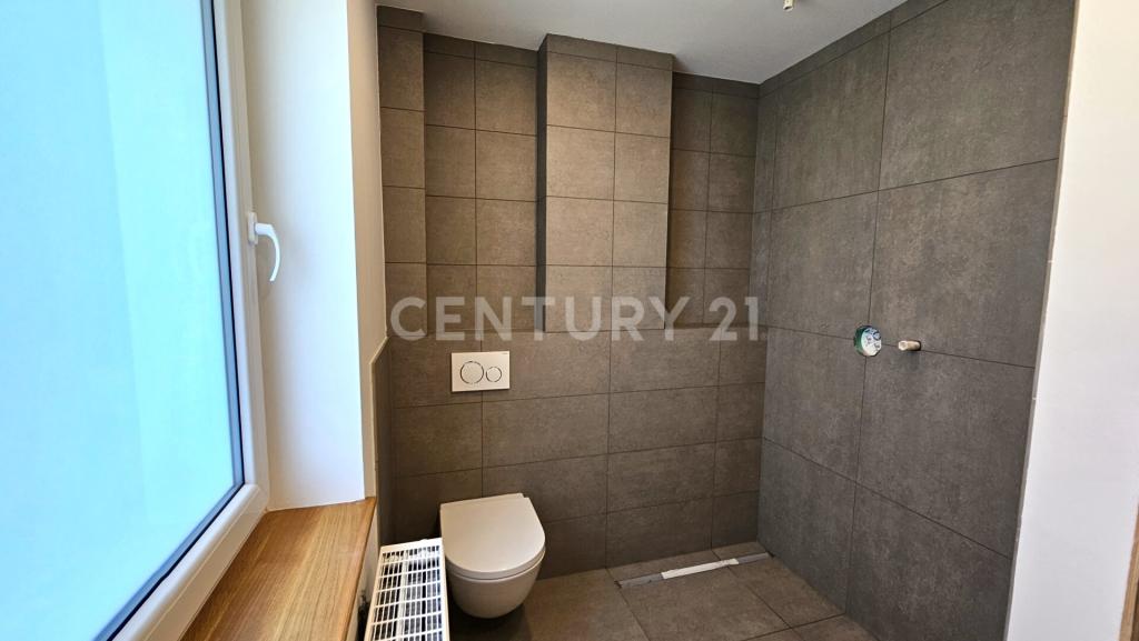 Badezimmer im Erdgeschoss mit bodenebener Dusche