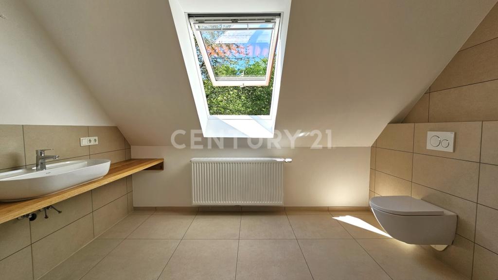 Badezimmer im OG mit großem Fenster 