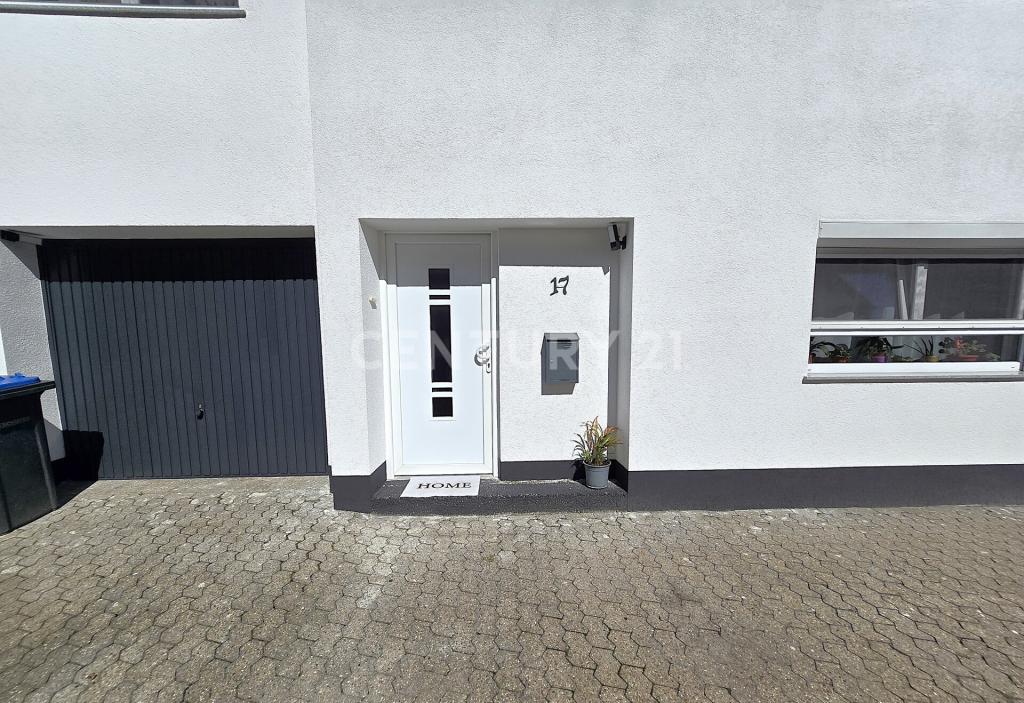 Eingangsbereich zum Haus und zur Garage 